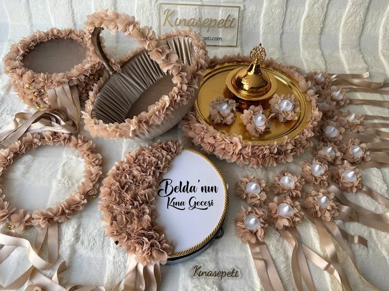 Full Paket - Süslü Kahverengi Kına Tepsisi ve Nedime Aksesuar Seti - Detay Görünümü