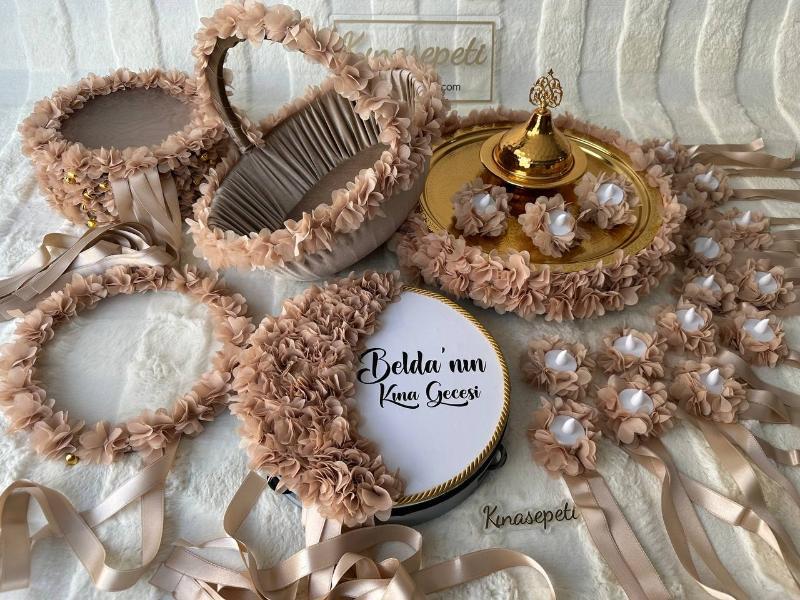 Full Paket - Süslü Kahverengi Kına Tepsisi ve Nedime Aksesuar Seti - Yan Görünüm